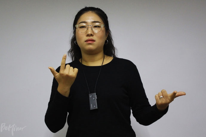 청각장애가 있는 뮤지컬 연출가 김지연 씨가 수어로 말하고 있다. 청각장애가 있는 뮤지컬 연출가 김지연 씨가 수어로 말하고 있다.