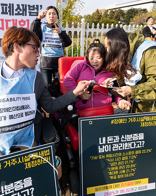 김희선 씨가 결의대회에서 발언하고 있다.