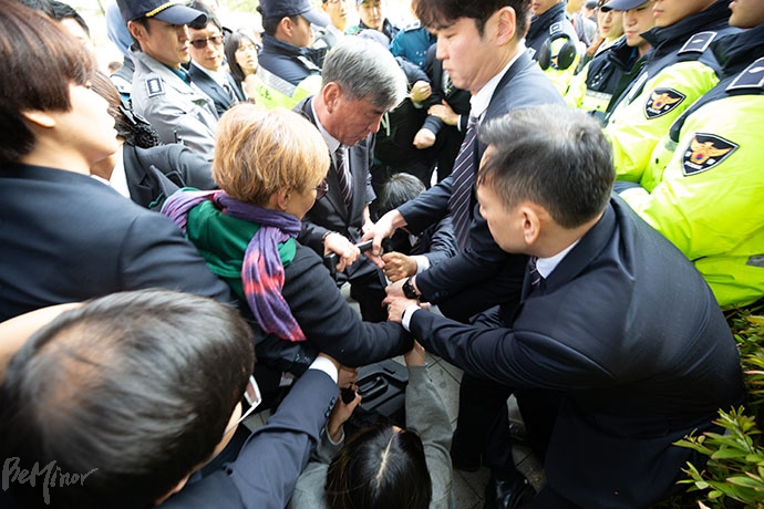 국회 보안요원들이 달려와 마이크와 앰프를 빼앗으려고 하자, 서로 간에 몸싸움이 일어나기도 했다.