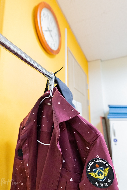 인강학교 내 사회복무요원 휴게실에 걸려있는 사회복무요원 유니폼. 인강학교 내 사회복무요원 휴게실에 걸려있는 사회복무요원 유니폼.