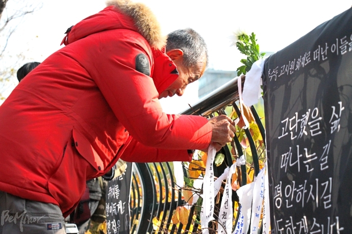한 시민이 국일고시원 희생자를 추모하는 리본을 청계천 다리에 묶고 있다. 