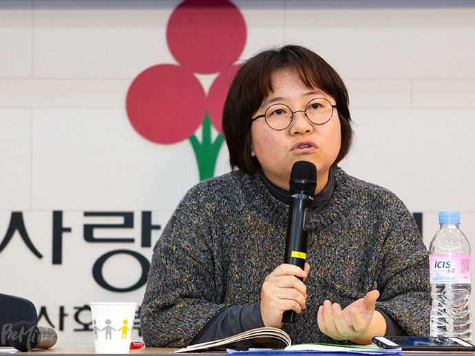 한국장애학회에서 9일 서울 사회복지공동모금회에서 ‘장애 안의 또 다른 분리, 모두의 해방을 향하여’를 열었다. 이진희 장애여성공감 사무국장이 ‘성적 시민권의 관점으로 본 발달장애인 성교육’을 주제로 발제하는 모습.