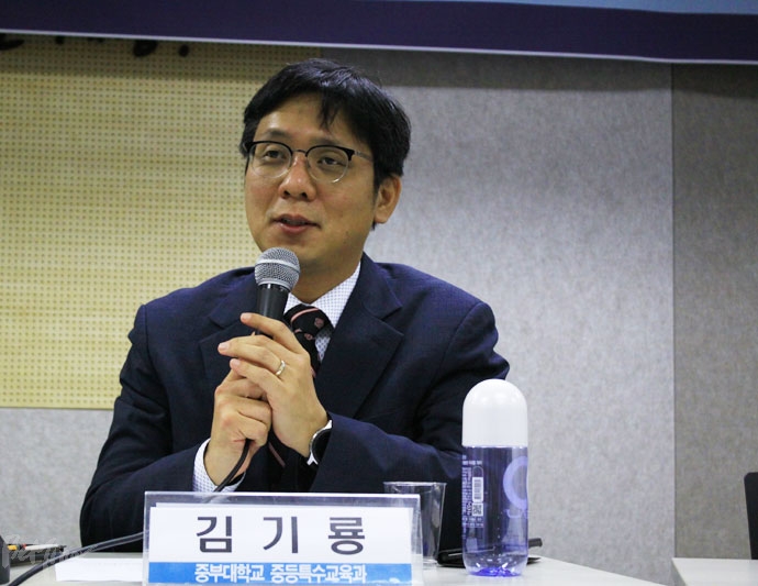 김기룡 중부대학교 중등특수교육과 교수가 중증·중복장애학생 교육권 실태조사 결과를 발표하고 있다. 김기룡 중부대학교 중등특수교육과 교수가 중증·중복장애학생 교육권 실태조사 결과를 발표하고 있다.