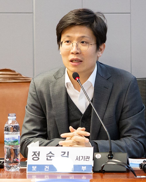 더불어민주당 오제세 의원과 장애인공동대응네트워크는 15일 국회의원회관 제1세미나실에서 ’장애인서비스종합조사도구 개선을 위한 정책간담회’를 열었다. 정순길 보건복지부 서기관이 발언하는 모습.