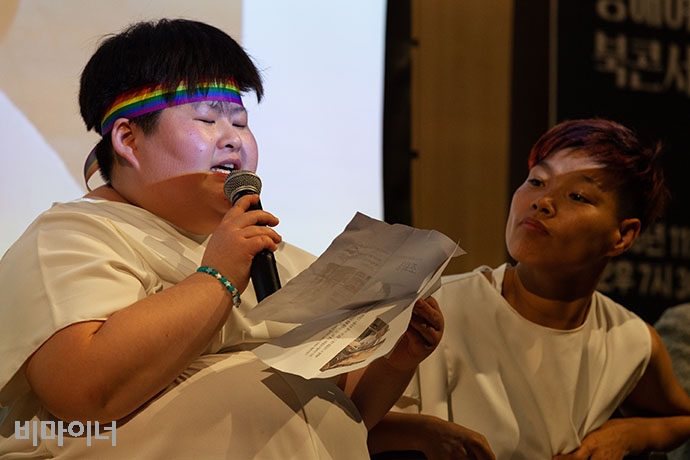 조화영 씨가 이야기하고 있다. 박승원 기자. 