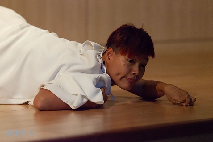 북콘서트에 앞서 춤추는허리와 수수의 공연이 있었다. 오프닝공연에서 공연을 하는 서지원 춤추는허리 대표. 박승원 기자. 