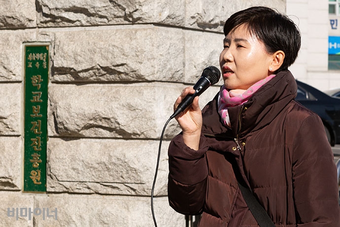 23일 전국장애인부모연대 서울지부 등 3개 단체가 서울시교육청 앞에서 교남과 인강학교의 신속한 공립화를 촉구하는 기자회견을 열었다. 이은자 강서장애인가족지원센터 센터장이 발언하는 모습.