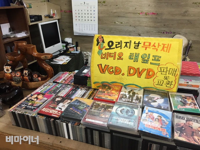 2008년 ‘서울 풍물시장’이란 이름으로 개장한 건물 2층 남색동에 최만의 가게가 있다. 그는 이곳에서 “오리지날 무삭제 비디오 태잎프, VOD, DVD”를 팔았다. 지난 3월 23일 방문했을 당시 최만의 가게 모습. 2008년 ‘서울 풍물시장’이란 이름으로 개장한 건물 2층 남색동에 최만의 가게가 있다. 그는 이곳에서 “오리지날 무삭제 비디오 태잎프, VOD, DVD”를 팔았다. 지난 3월 23일 방문했을 당시 최만의 가게 모습.