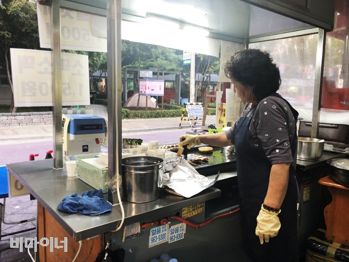 신설동 서울 풍물시장 앞에서 호떡 장사를 하는 지영옥 씨. 최만은 그를 ‘어머니’라고 불렀다. 신설동 서울 풍물시장 앞에서 호떡 장사를 하는 지영옥 씨. 최만은 그를 ‘어머니’라고 불렀다.