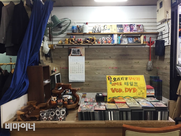 2008년 ‘서울 풍물시장’이란 이름으로 개장한 건물 2층 남색동에 최만의 가게가 있다. 2008년 ‘서울 풍물시장’이란 이름으로 개장한 건물 2층 남색동에 최만의 가게가 있다.