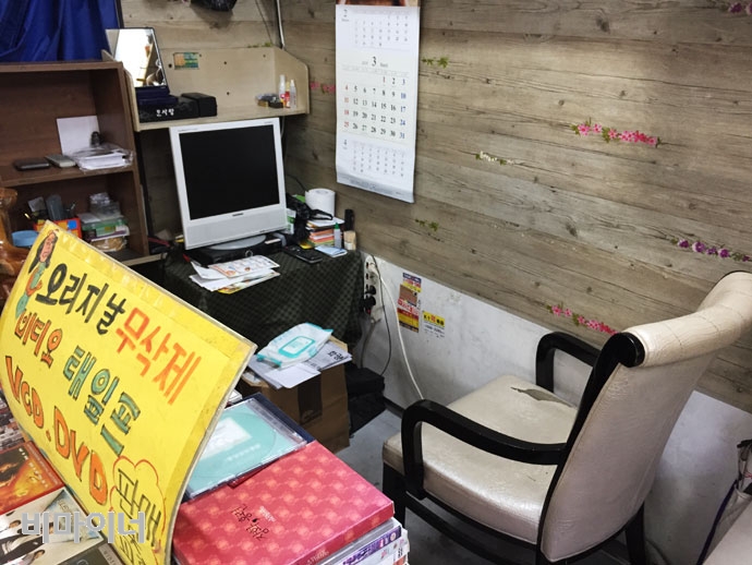 2008년 ‘서울 풍물시장’이란 이름으로 개장한 건물 2층 남색동에 최만의 가게가 있다. 최만이 늘 앉아있던 의자. 2008년 ‘서울 풍물시장’이란 이름으로 개장한 건물 2층 남색동에 최만의 가게가 있다. 최만이 늘 앉아있던 의자.