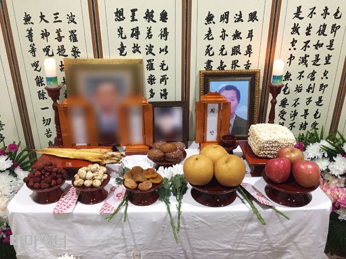 3월 15일 오전 11시, 서울시립승화원에서 무연고자의 장례를 지원하는 시민단체 나눔과나눔이 화장을 하는 동안 최만을 비롯한 무연고자 3명의 장례를 올렸다. 3월 15일 오전 11시, 서울시립승화원에서 무연고자의 장례를 지원하는 시민단체 나눔과나눔이 화장을 하는 동안 최만을 비롯한 무연고자 3명의 장례를 올렸다.