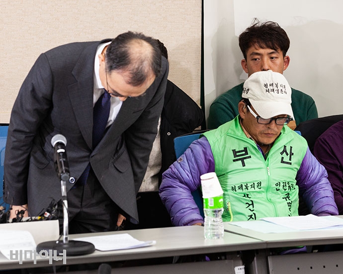 문무일 검찰총장이 27일 여의도 이룸센터에서 형제복지원 피해생존자 및 유가족들에게 검찰의 과오를 사과하고, 향후 인권 유린 사태가 발생하지 않도록 하겠다고 약속했다. 문무일 검찰총장이 고개 숙여 사과하고 있다. 박승원 기자. 