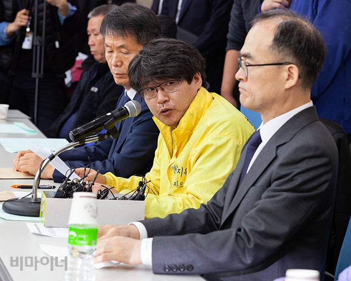 문무일 검찰총장이 27일 여의도 이룸센터에서 형제복지원 피해생존자 및 유가족들에게 검찰의 과오를 사과하고, 향후 인권 유린 사태가 발생하지 않도록 하겠다고 약속했다. 한종선 형제복지원 피해생존자 모임 대표가 발언하며 문무일 검찰총장을 바라보고 있다. 박승원 기자. 