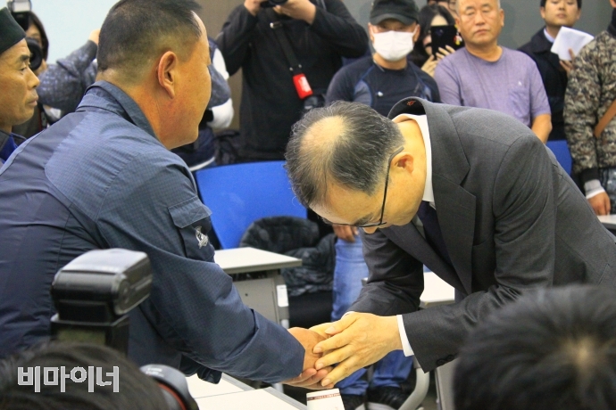 형제복지원 피해생존자를 만나 인사하는 문무일 검찰총장. 최한별 기자. 