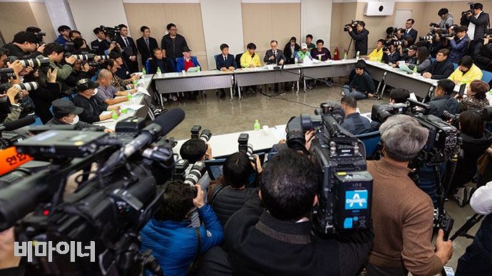 문무일 검찰총장이 27일 여의도 이룸센터에서 형제복지원 피해생존자 및 유가족들에게 검찰의 과오를 사과하고, 향후 인권 유린 사태가 발생하지 않도록 하겠다고 약속했다. 박승원 기자. 