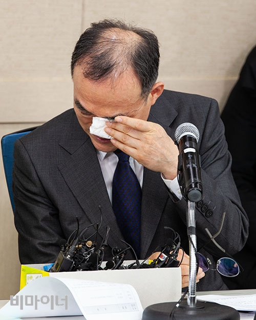 형제복지원 피해생존자들의 증언을 들으며 문 검찰총장이 눈물을 흘리고 있다. 박승원 기자.