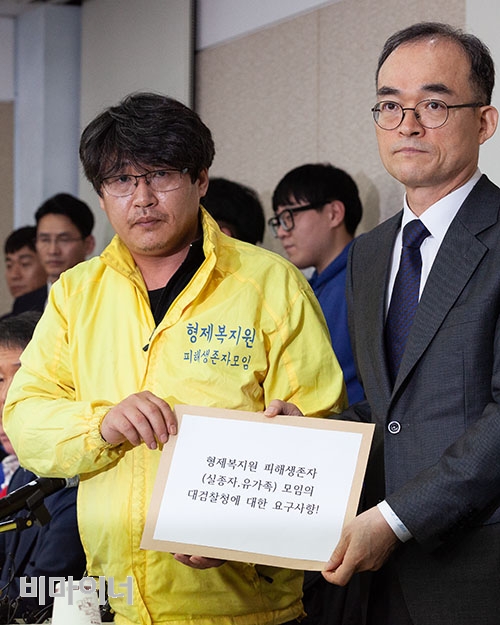 한종선 형제복지원 피해생존자 모임 대표가 문무일 검찰총장에게 요구안을 전달하고 있다. 박승원 기자. 