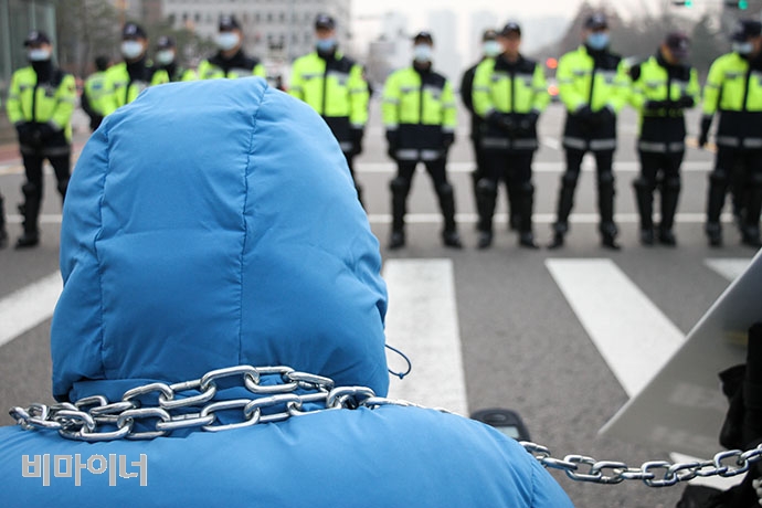 전국장애인차별철폐연대는 27일 오후 3시 국회 앞에서 이번 주부터 본격적으로 논의되는 국회 예산결산특별위원회를 압박하기 위한 시국대회를 열었다. 전국장애인차별철폐연대는 27일 오후 3시 국회 앞에서 이번 주부터 본격적으로 논의되는 국회 예산결산특별위원회를 압박하기 위한 시국대회를 열었다. 강혜민 기자.