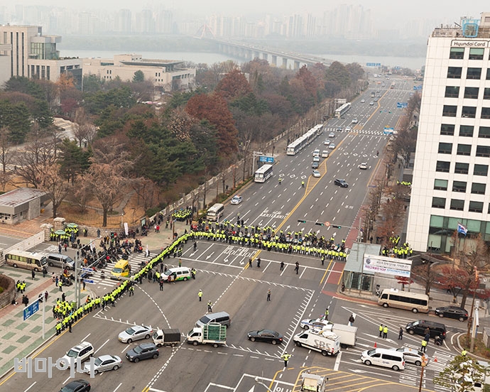 장애인 당사자들이 국회 앞 8차선 도로를 사다리와 쇠사슬로 자신의 몸을 결박한 채 점거하며 내년도 장애인복지 예산 확대를 촉구했다. 박승원 기자. 장애인 당사자들이 국회 앞 8차선 도로를 사다리와 쇠사슬로 자신의 몸을 결박한 채 점거하며 내년도 장애인복지 예산 확대를 촉구했다. 박승원 기자.