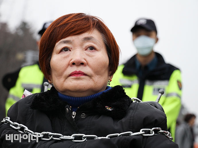 몸에 쇠사슬을 감은 박명애 전국장애인야학협의회 대표 몸에 쇠사슬을 감은 박명애 전국장애인야학협의회 대표. 강혜민 기자.