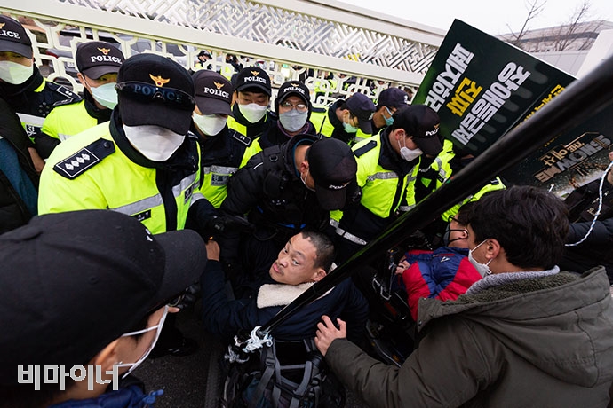 장애인 당사자들이 국회 내 진입을 시도하고 있다. 박승원 기자. 장애인 당사자들이 국회 내 진입을 시도하고 있다. 박승원 기자.