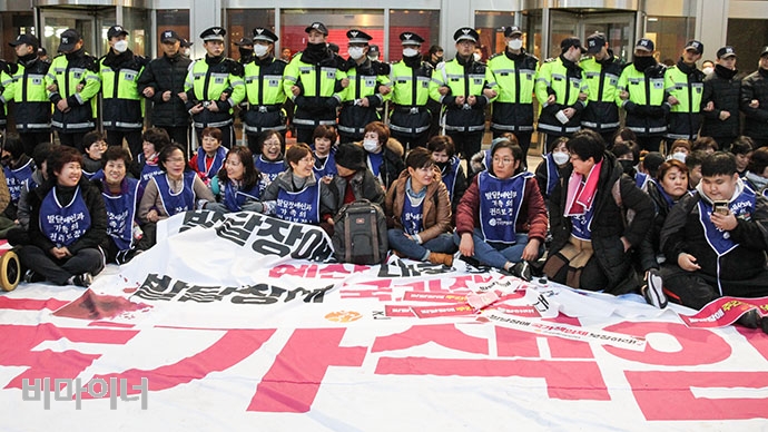 발달장애 부모들이 ‘발달장애 국가책임제’를 위한 예산 확보를 국회에 요구하며 국회 본청 진입을 시도했다. 강혜민 기자. 발달장애 부모들이 ‘발달장애 국가책임제’를 위한 예산 확보를 국회에 요구하며 국회 본청 진입을 시도했다. 강혜민 기자.