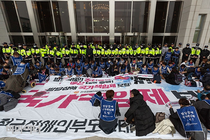 발달장애 부모들이 ‘발달장애 국가책임제’를 위한 예산 확보를 국회에 요구하며 국회 본청 진입을 시도했다. 박승원 기자. 발달장애 부모들이 ‘발달장애 국가책임제’를 위한 예산 확보를 국회에 요구하며 국회 본청 진입을 시도했다. 박승원 기자.