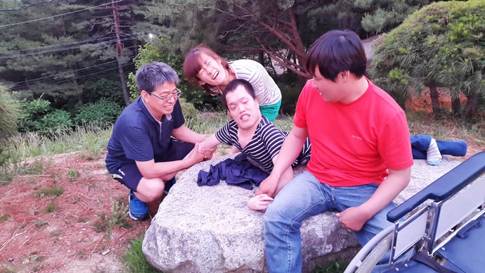 이상용 씨(가운데 줄무늬 옷 입은 사람)의 생전 모습 (사진 제공 : 경산장애인자립생활센터) 