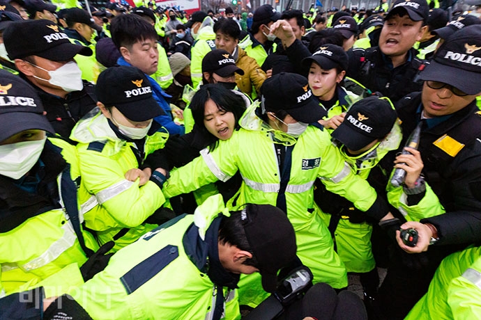 전국장애인차별철폐연대, 전국장애인부모연대 등은 ‘세계장애인의 날’인 3일, 국회 앞에서 장애등급제 ‘진짜’ 폐지를 위한 투쟁 결의대회를 열었다. 국회 진입을 시도하는 활동가들과 이를 저지하는 경찰들. 박승원 기자. 전국장애인차별철폐연대, 전국장애인부모연대 등은 ‘세계장애인의 날’인 3일, 국회 앞에서 장애등급제 ‘진짜’ 폐지를 위한 투쟁 결의대회를 열었다. 국회 진입을 시도하는 활동가들과 이를 저지하는 경찰들. 박승원 기자.