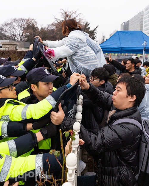 발달장애부모 3명과 장애인권운동가 1명이 장애등급제 ‘진짜’ 폐지를 위한 장애인복지예산 통과를 촉구하며 국회 담을 넘던 중 현장에서 체포됐다. 박승원 기자. 발달장애부모 3명과 장애인권운동가 1명이 장애등급제 ‘진짜’ 폐지를 위한 장애인복지예산 통과를 촉구하며 국회 담을 넘던 중 현장에서 체포됐다. 박승원 기자.