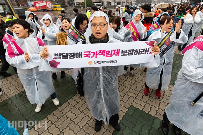 전국장애인차별철폐연대, 전국장애인부모연대 등은 ‘세계장애인의 날’인 3일, 국회 앞에서 장애등급제 ‘진짜’ 폐지를 위한 투쟁 결의대회를 열었다. ‘발달장애 국가책임제 보장하라’는 손팻말을 들고 있는 사람들. 박승원 기자. 전국장애인차별철폐연대, 전국장애인부모연대 등은 ‘세계장애인의 날’인 3일, 국회 앞에서 장애등급제 ‘진짜’ 폐지를 위한 투쟁 결의대회를 열었다. ‘발달장애 국가책임제 보장하라’는 손팻말을 들고 있는 사람들. 박승원 기자.