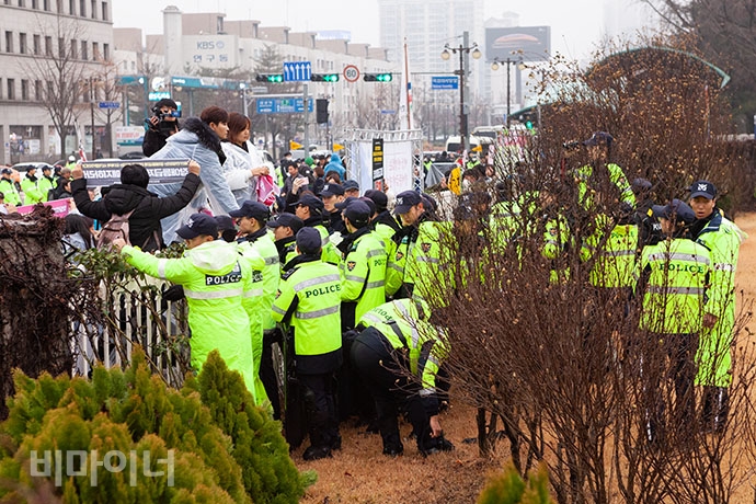 장애등급제 ‘진짜’ 폐지를 위한 장애인복지예산 통과를 촉구하며 국회 담 넘기를 시도하는 장애부모와 활동가들. 박승원 기자. 장애등급제 ‘진짜’ 폐지를 위한 장애인복지예산 통과를 촉구하며 국회 담 넘기를 시도하는 장애부모와 활동가들. 박승원 기자.