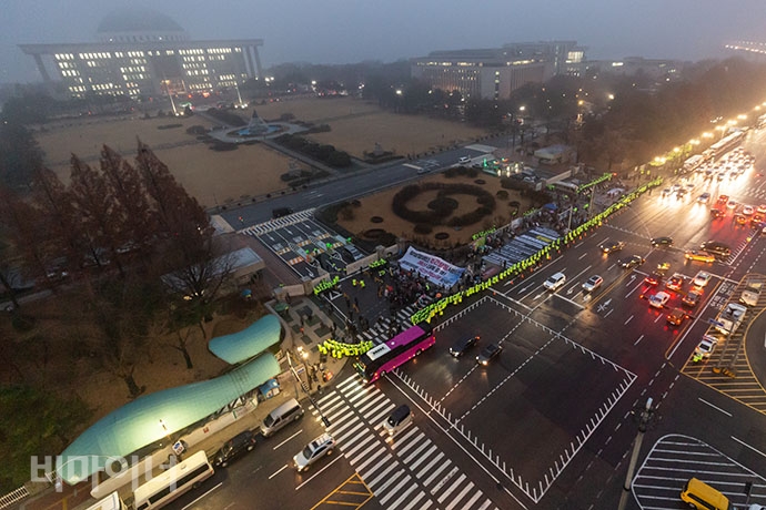 장애인활동가들이 국회를 둘러싼 채 장애등급제 ‘진짜’ 폐지를 위한 예산 통과를 국회에 촉구하고 있다. 박승원 기자. 장애인활동가들이 국회를 둘러싼 채 장애등급제 ‘진짜’ 폐지를 위한 예산 통과를 국회에 촉구하고 있다. 박승원 기자.