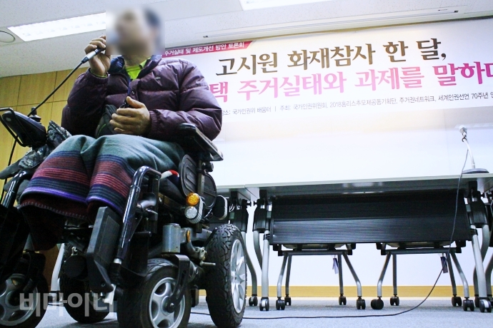 거리생활에서 건강이 나빠져 다리를 절단한 후 현재는 동자동 쪽방에 거주하는 ㄴ씨는 화장실을 이용하기 위해 서울역까지 가야할 때도 있다며 어려움을 토로했다. 거리생활에서 건강이 나빠져 다리를 절단한 후 현재는 동자동 쪽방에 거주하는 ㄴ씨는 화장실을 이용하기 위해 서울역까지 가야할 때도 있다며 어려움을 토로했다.