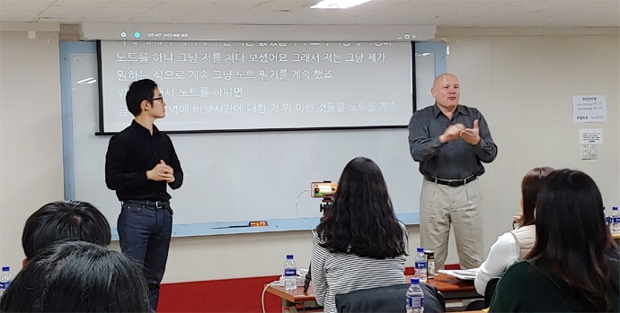 2일 오후 7시 서울 종로구 노들야학 4층 대강의실에서 미국 농인 변호사 마이클 슈와츠(Michael A. Schwartz)와 한국 농청년들 간의 만남의 시간이 열렸다. 2일 오후 7시 서울 종로구 노들야학 4층 대강의실에서 미국 농인 변호사 마이클 슈와츠(Michael A. Schwartz)와 한국 농청년들 간의 만남의 시간이 열렸다.