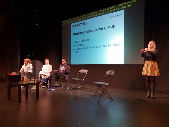 페스티벌 시작 전 진행된 심포지엄의 토론행사 모습. 화면 오른쪽에 수화통역사가 있고, 왼쪽부터 세 명의 예술가, 기획자들이 앉아 의견을 말하고 있다