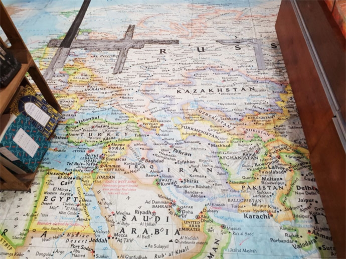 영국의 한 지도전문서점의 바닥을 찍은 사진이다. 이집트, 사우디아라비아, 러시아의 서부와 카자흐스탄 등 중동과 중앙아시아 지역이 보이는 지도가 바닥에 깔려있고, 양편으로 책꽂이의 아랫부분이 보인다