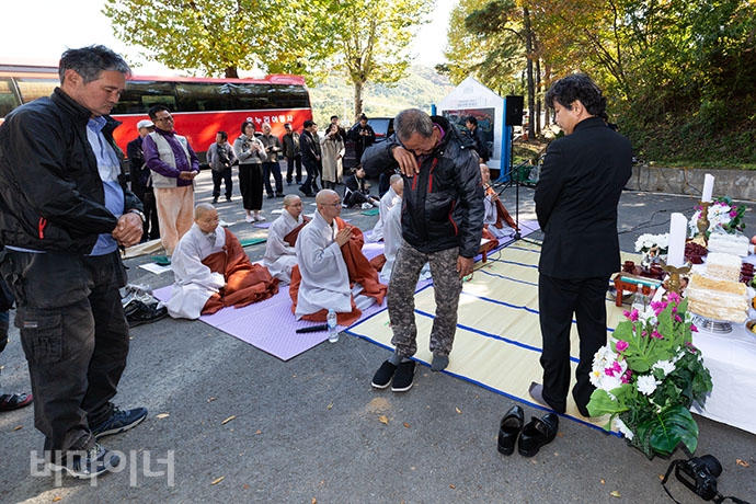지난 10월 17일, 서울시립 용미리 무연고 추모의 집 앞에서 열린 무연고 사망자 합동 위령제에 참여한 동자동 거주자 한 사람이 무연고 사망자들에게 헌주한 후 울음을 터뜨리고 있다