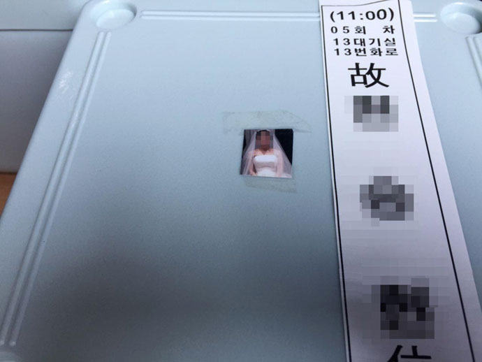 유언장으로 장례를 부탁했던 여성의 무연고사망자 유골함. 이 유골함에는 이 세상에서 가장 슬픈 웨딩드레스 사진이 붙어 있다 ⓒ나눔과나눔