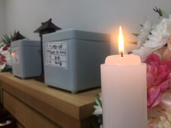 서울시무연고사망자 전용빈소에 놓인 위패와 유골함 ⓒ나눔과나눔