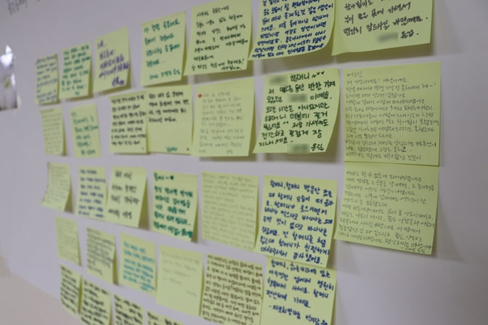 올해 9월, 서울시 마포구의 한 장례식장에서 치러진 대만 국적의 어르신 장례. 한쪽 벽면에 마련된 추모 공간엔 생전에 어르신을 만났던 마음들이 빼곡하게 적혀 있었습니다. ⓒ나눔과나눔