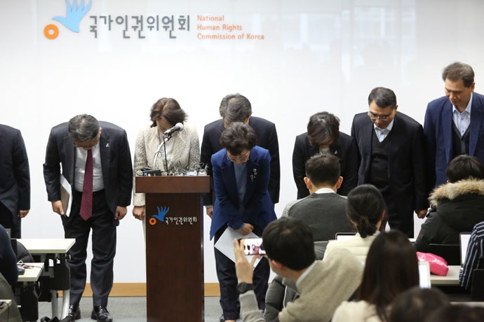 2010년 당시 발생한 장애인권활동가 인권침해와 고 우동민 활동가 사망에 대해 공식 사과하는 최영애 인권위원장과 인권위 직원들.  ⓒ국가인권위원회