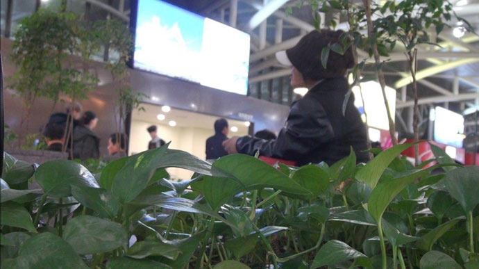 대합실에 머물고 있는 한 여성홈리스. 여성임이 드러나지 않도록 모자를 눌러쓰고 있다. ⓒ종교계노숙인지원민관협력네트워크 