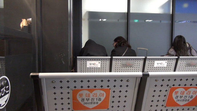 사람이 많은 고속터미널 대합실에서 휴식하는 여성홈리스와 아웃리치 상담원. ⓒ종교계노숙인지원민관협력네트워크