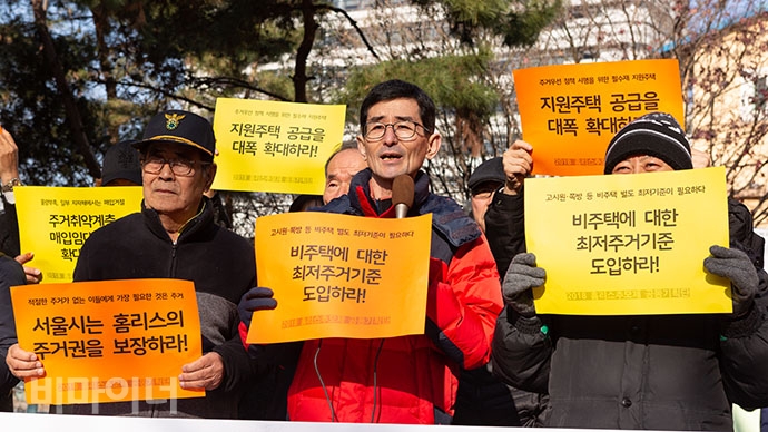 2018 홈리스추모제 공동기획단은 19일 오전 11시 동자동 새꿈어린이공원에서 ‘비주택 최저기준 도입에 관한 설문조사 결과’를 발표하고, 서울시 홈리스 주거대책 개선을 요구하는 기자회견을 열었다. 임수만 동자동 쪽방 주민이 발언하는 모습.