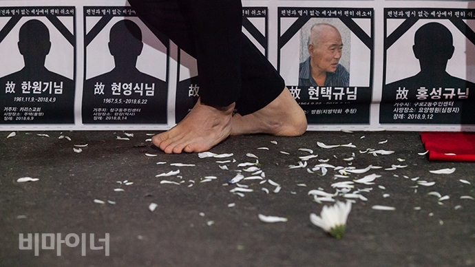 2001년부터 매년 동짓날을 맞아 진행하는 홈리스 추모제가 21일 저녁 7시 서울역 광장에서 열렸다. 돌아간 홈리스의 혼령을 위로하기 위해 이삼헌 무용가가 위령무를 하는 모습. 차가운 콘크리트 바닥에 놓인 영정 앞에 국화꽃이 흐드러져 있다.