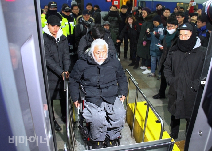 전국장애인차별철폐연대 등은 28일 서울역에서 기자회견을 열고 장애인은 15분 전 도착해야만 열차 탑승이 가능하다는 내용을 담은 코레일의 '교통약자 도우미서비스 관련 내부 규정'은 장애인차별이라고 지적하며, 서울역 대합실에서 탑승장치로 기차에 탑승하기까지 실제 걸리는 시간을 측정했다. 