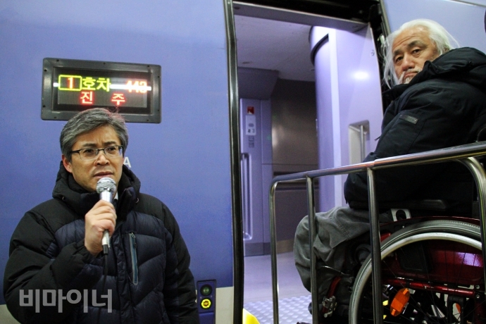 구혁서 코레일 여객사업본부장이 탑승장치에 올라있는 박경석 대표 옆에서 발언하고 있다. 