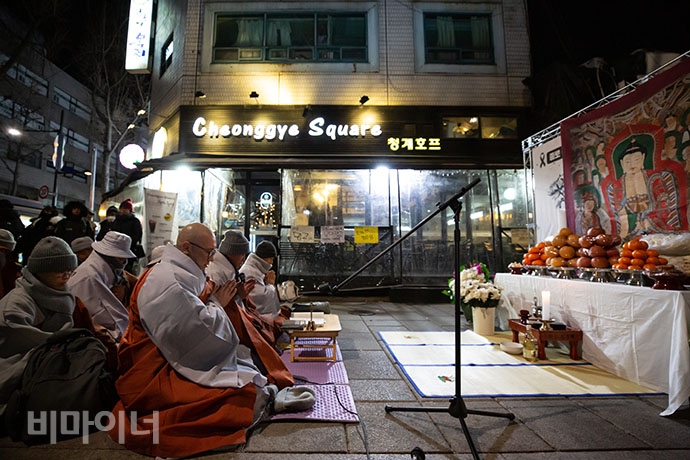 국일고시원에서 희생한 망자의 영혼을 위해 사십구재를 올리고 있다.